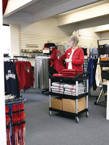 Serveerwagen Rubbermaid met 10cm zwenkwielen zwart 1 Stuk-1